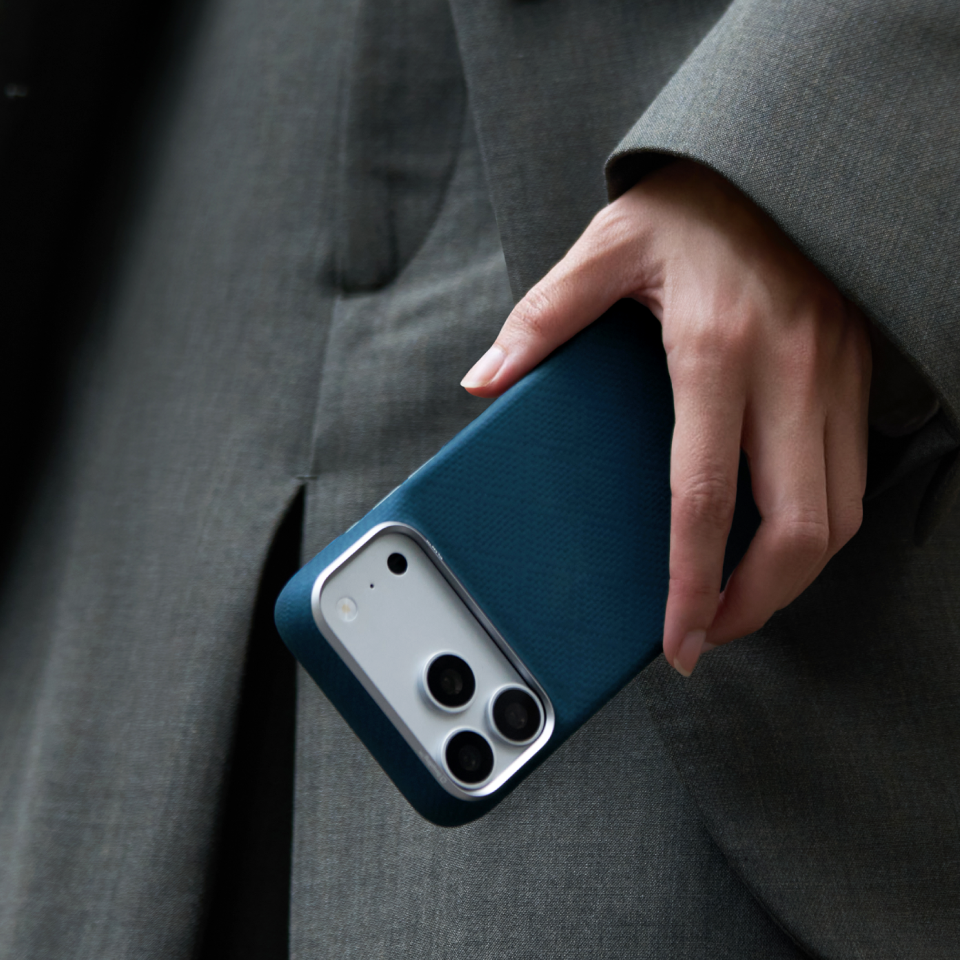 iPhone 18 Pro Max Karbon Kılıf Edge Abyss Blue - gri ceket cebi yanında elde tutma