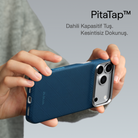 iPhone 18 Pro Max Karbon Kılıf Edge Abyss Blue - PitaTap dokunmatik tuş ile elde kullanım
