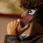 iPhone 18 Pro Max Karbon Kılıf Edge Autumn Dusk - telefonla konuşurken kullanım