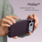 iPhone 18 Pro Max Karbon Kılıf Edge Blue's Red - PitaTap dokunmatik tuş ile elde kullanım