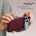 iPhone 18 Pro Max Karbon Kılıf Edge Burgundy - PitaTap dokunmatik tuş ile elde kullanım
