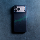 iPhone 18 Pro Max Karbon Kılıf Edge Nearfield Blue - mavi kumaş üzerinde üstten görünüm