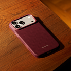 iPhone 18 Pro Max Karbon Kılıf Summa Burgundy - ahşap masa üzerinde kılıflı telefon