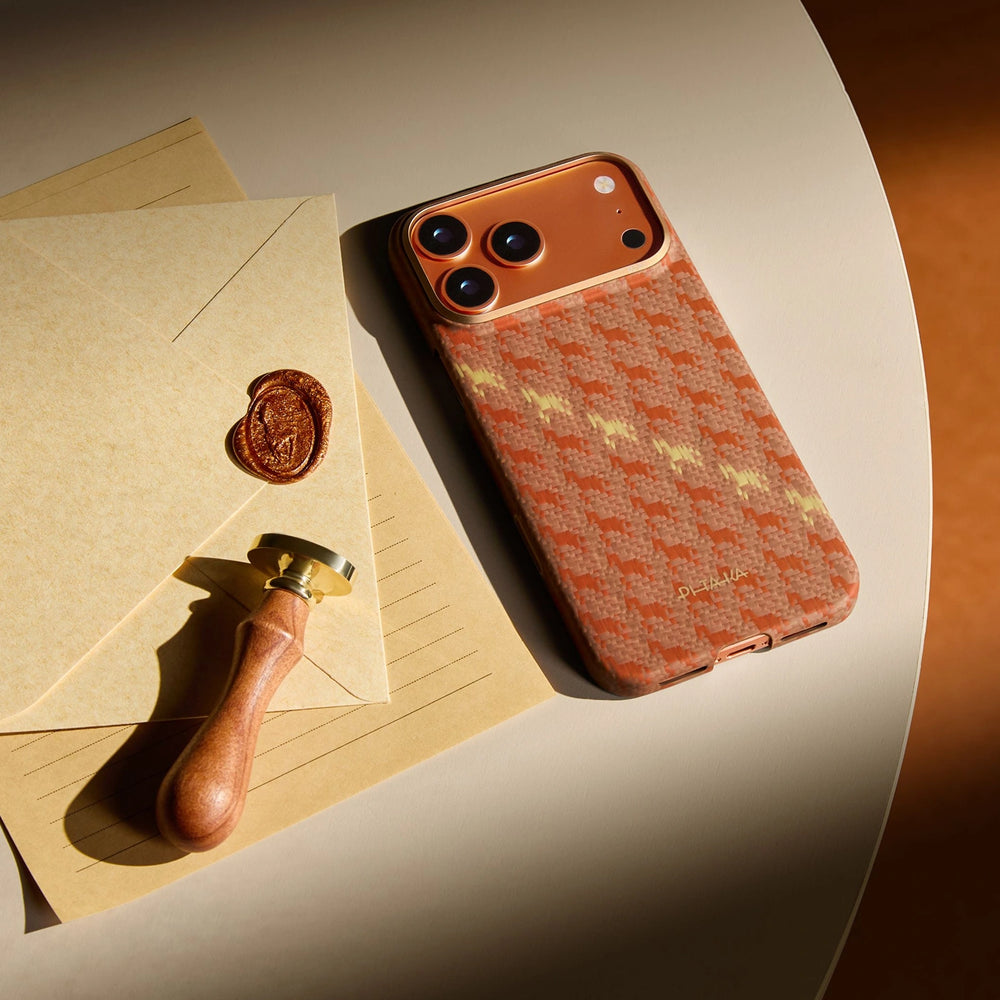 iPhone 17 Pro Max Karbon Kılıf MagSafe Uyumlu Aramid Fiber - Edge Amber